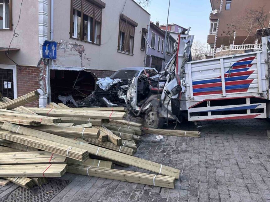 Beykoz’da Kontrolden Çıkan Kamyonun Dükkanla Çarpması Sonucu 2 Kişi Hayatını Kaybetti, 1 Yaralı Var. Beykoz’da Kontrolden Çıkan Kamyonun Dükkanla Çarpması Sonucu 2 Kişi Hayatını Kaybetti, 1 Yaralı Var.