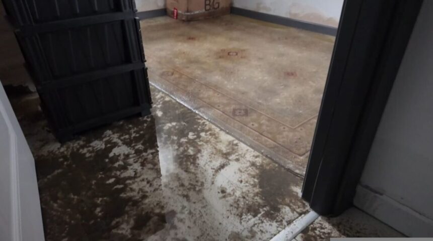 Beylikdüzü’nde sağanak yağış sonrası binada su baskını, polis önlem amaçlı tahliye etti. Beylikdüzü’nde sağanak yağış sonrası binada su baskını, polis önlem amaçlı tahliye etti.