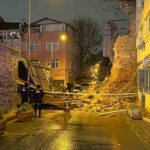Beyoğlu’nda Tarihi Metruk Binanın Duvarı Yıkıldı, Yaralı Yok