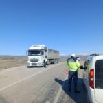 Beypazarı’nda jandarma trafik denetimi yaptı, araçların tonajı ve lastik kontrolleri gerçekleştirildi.