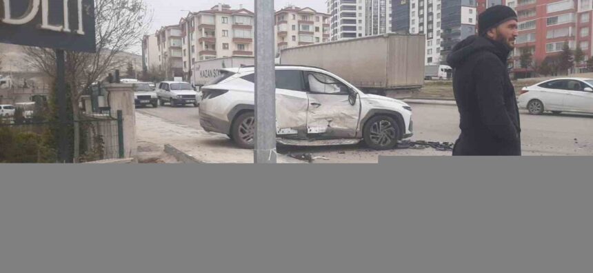 Beypazarı’nda iki aracın çarpışması sonucu 3 kişi hafif yaralandı. Olayla ilgili inceleme başlatıldı.