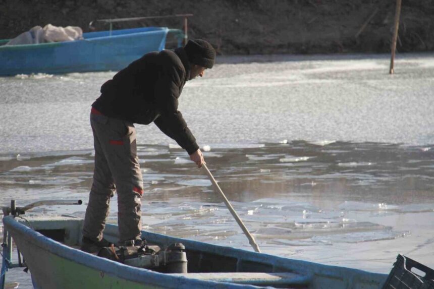Beyşehir Gölü’ndeki dondurucu soğuklar, balıkçıları ve su kuşlarını olumsuz etkiliyor. Beyşehir Gölü’ndeki dondurucu soğuklar, balıkçıları ve su kuşlarını olumsuz etkiliyor.