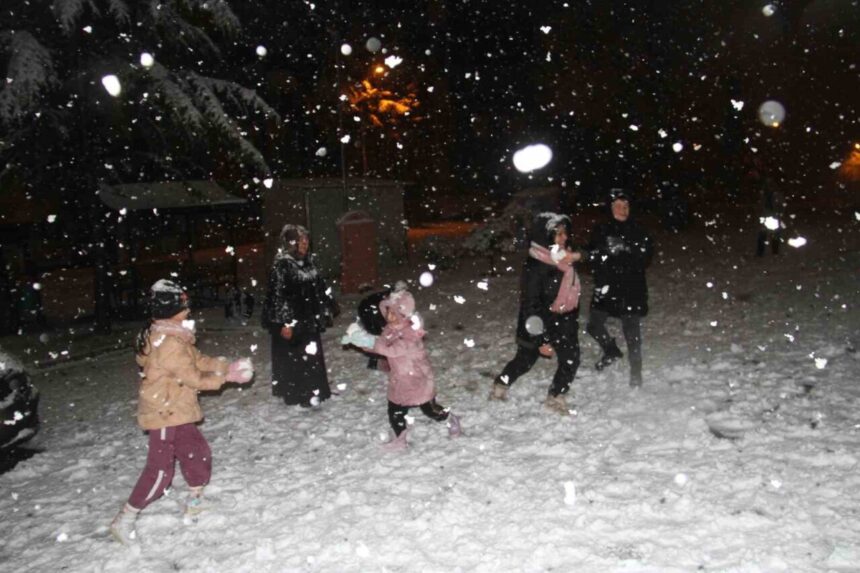 Beyşehir’de Yağmur, Kar Yağışına Dönüştü; Vatandaşlar Eğlencenin Tadını Çıkardı Beyşehir’de Yağmur, Kar Yağışına Dönüştü; Vatandaşlar Eğlencenin Tadını Çıkardı