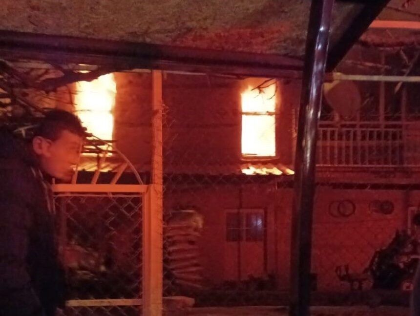 Beyşehir’deki yangında iki katlı bir ev tamamen yandı, inceleme başlatıldı.