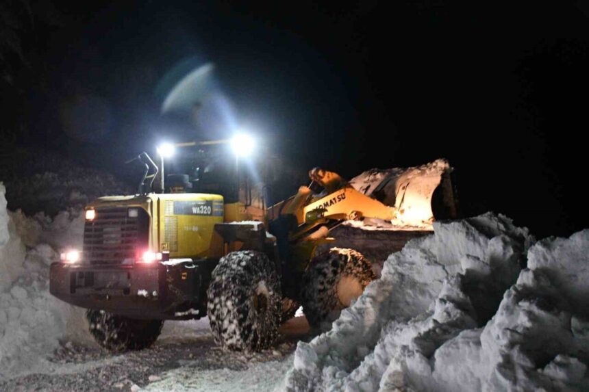 Beytüşşebap’ta Beşağaç köyünde kar kalınlığı 2 metreyi aştı, yolların açılması için ekipler çalışıyor.