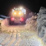 Şırnak’ta karla mücadele ekipleri, kapalı köy yollarını açma çalışmalarına devam ediyor.