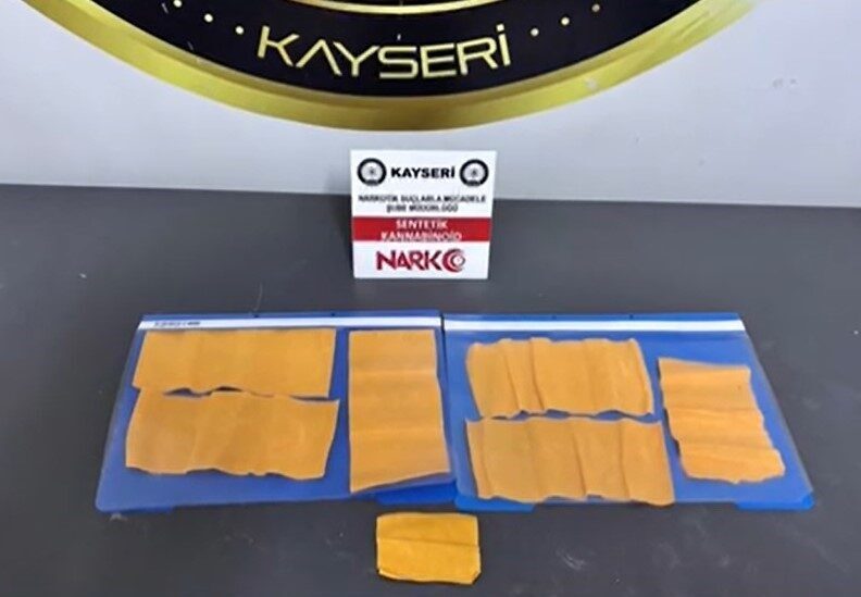 Kayseri’de otomobilde gizlenmiş uyuşturucu madde ele geçirildi, 4 kişi gözaltına alındı. Kayseri’de otomobilde gizlenmiş uyuşturucu madde ele geçirildi, 4 kişi gözaltına alındı.