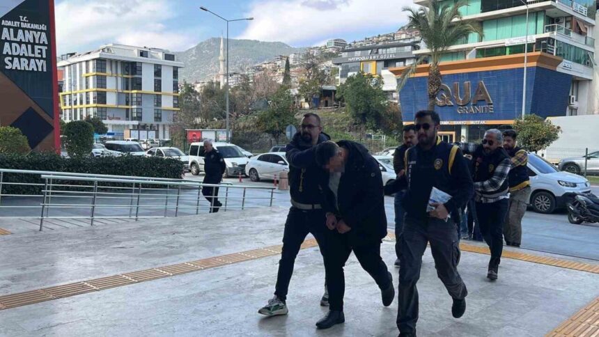 Alanya’da bıçaklı ve zincirli kavga: 7 yaralı, 4 şüpheli gözaltına alındı. Alanya’da bıçaklı ve zincirli kavga: 7 yaralı, 4 şüpheli gözaltına alındı.