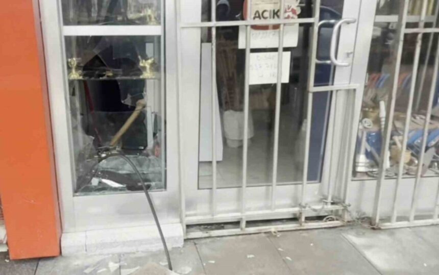 Aksaray’da bıçakçı dükkanına giren hırsızlar binlerce lira değerinde bıçağı çaldı. Aksaray’da bıçakçı dükkanına giren hırsızlar binlerce lira değerinde bıçağı çaldı.