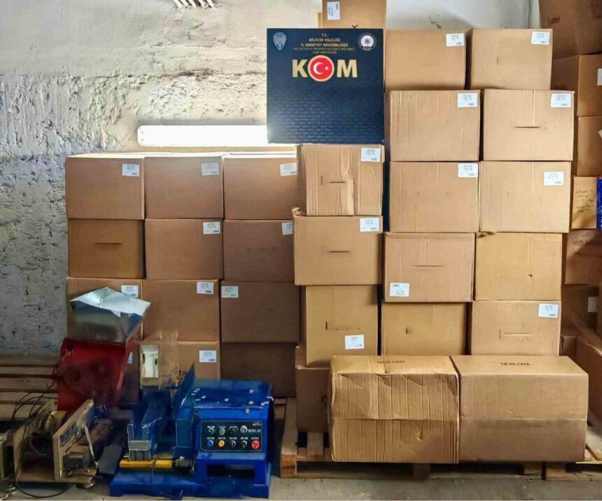 Bilecik’te 2 depoda ve 1 araçta 86 bin 600 makaron bulundu. Bilecik’te 2 depoda ve 1 araçta 86 bin 600 makaron bulundu.