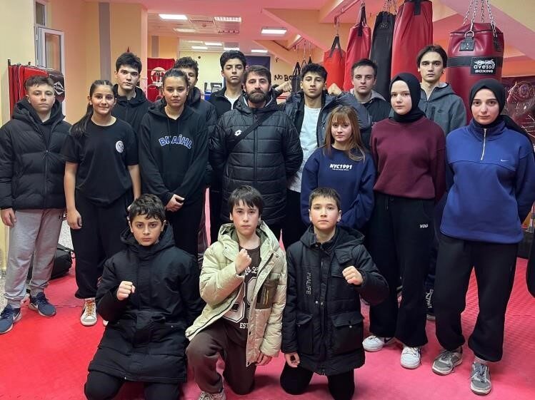 Bilecik’te Gençlik ve Spor Bakanlığı’nın spor okullarında boks antrenmanları gençleri hazırlıyor.