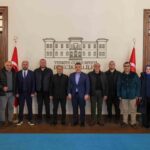 Bilecik Valisi Faik Oktay Sözer, Yiyecek Maddesi Esnaf Odası Başkanı Harun Dilek’i makamında kabul etti.