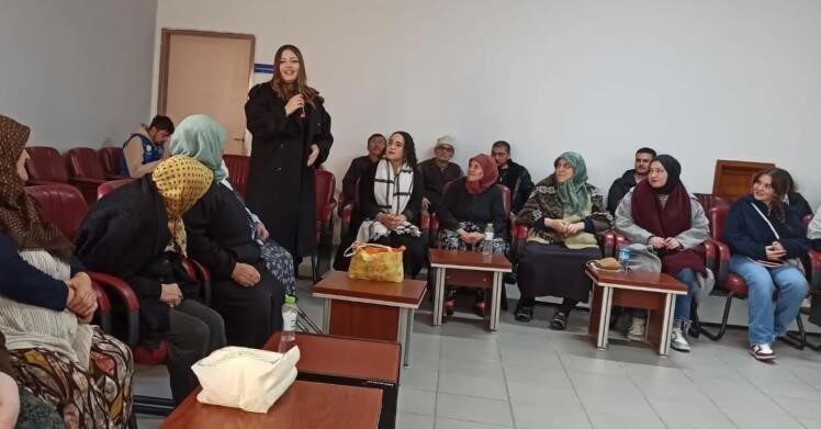 Bilecik’te Gençlik Merkezi gençleri huzurevi sakinleriyle bir etkinlik düzenledi. Bilecik’te Gençlik Merkezi gençleri huzurevi sakinleriyle bir etkinlik düzenledi.