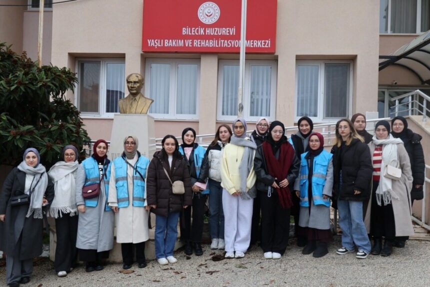Bilecik’te gençler, Huzurevi’ni ziyaret ederek büyüklerle keyifli anlar paylaştı. Bilecik’te gençler, Huzurevi’ni ziyaret ederek büyüklerle keyifli anlar paylaştı.