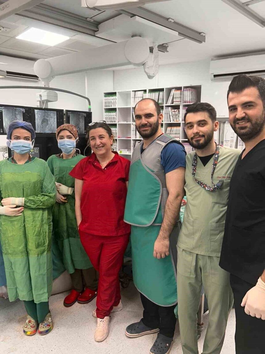 Bilecik’te şiddetli karın ve sırt ağrısı çeken hasta, ana damardaki yırtık nedeniyle stentle tedavi edildi.