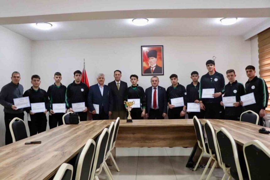 Bozüyük’te Hentbol İl Birincisi Öğrencilere Ödül Töreni Düzenlendi Bozüyük’te Hentbol İl Birincisi Öğrencilere Ödül Töreni Düzenlendi