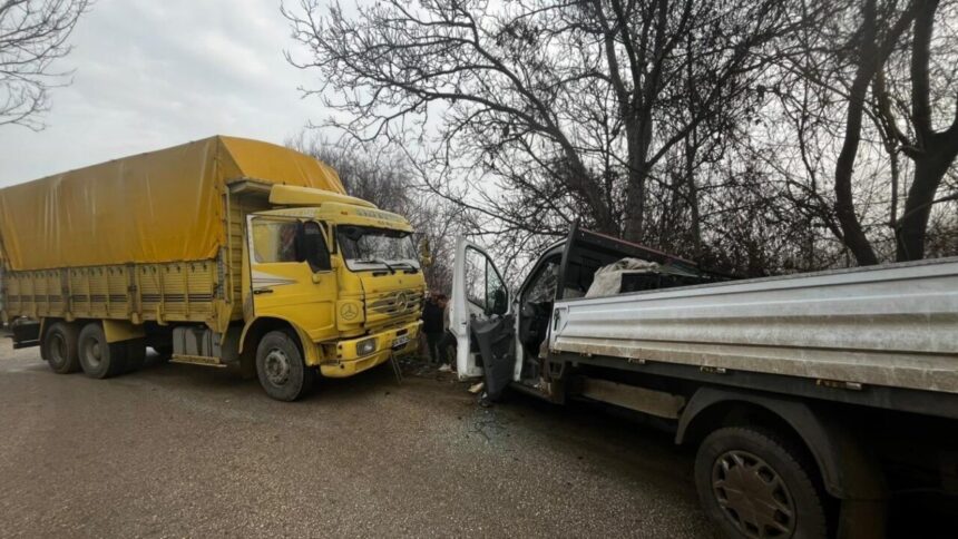Bilecik’te ıslak yol nedeniyle meydana gelen trafik kazasında 4 kişi yaralandı. Bilecik’te ıslak yol nedeniyle meydana gelen trafik kazasında 4 kişi yaralandı.