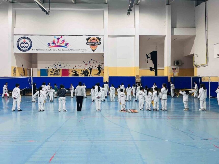 Bilecik İl Müdürü Nejat İlhan, koruma altındaki çocuklarla kuşak bağlama etkinliğinde bir araya geldi. Bilecik İl Müdürü Nejat İlhan, koruma altındaki çocuklarla kuşak bağlama etkinliğinde bir araya geldi.