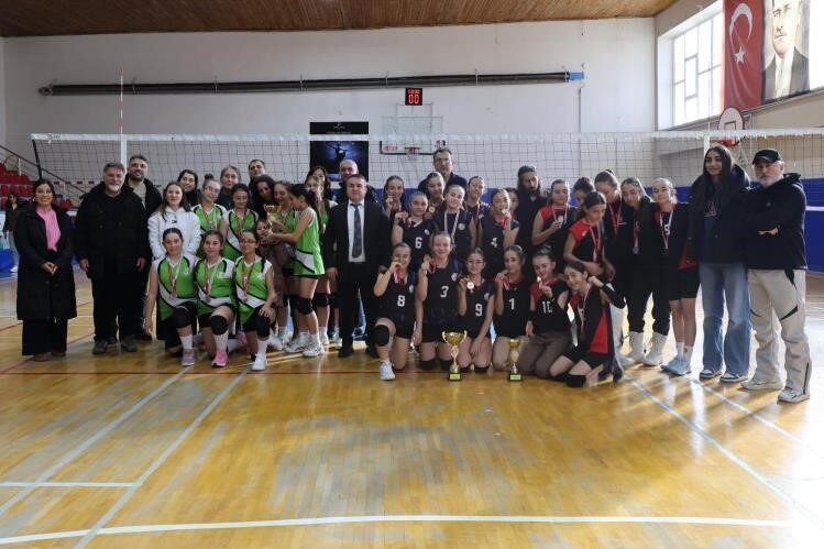 Bilecik’te küçük kızlar voleybol turnuvası başarıyla tamamlandı. Bilecik’te küçük kızlar voleybol turnuvası başarıyla tamamlandı.