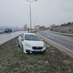 Bilecik’te lastiği patlayan otomobilin orta refüje girmesi sonucu 1 kişi yaralandı.