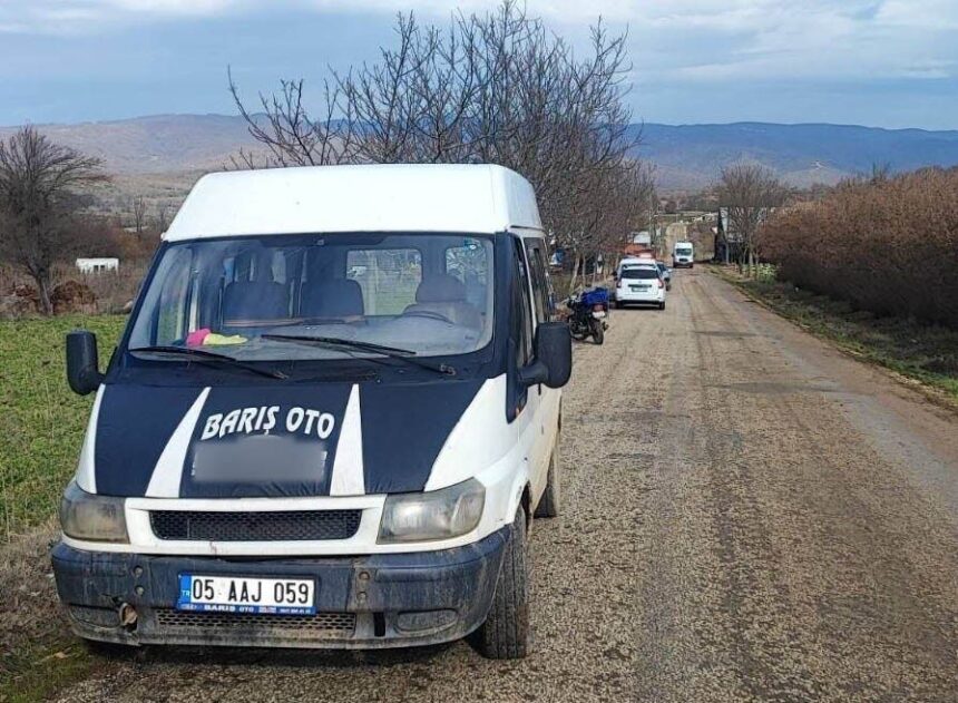 Bilecik’te motosiklet ve minibüs çarpıştı, 2 kişi yaralandı. Minibüs sürücüsüne 29 bin 99 TL ceza kesildi. Bilecik’te motosiklet ve minibüs çarpıştı, 2 kişi yaralandı. Minibüs sürücüsüne 29 bin 99 TL ceza kesildi.