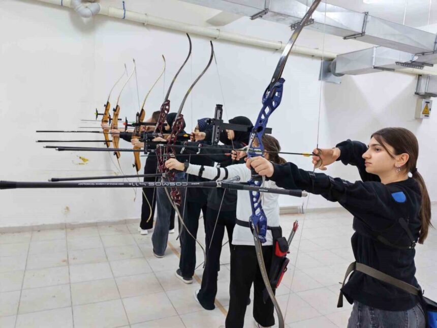 Bilecik’te Gençlik ve Spor Bakanlığı’na bağlı Spor Okulları’nda okçuluk eğitimi devam ediyor. Bilecik’te Gençlik ve Spor Bakanlığı’na bağlı Spor Okulları’nda okçuluk eğitimi devam ediyor.
