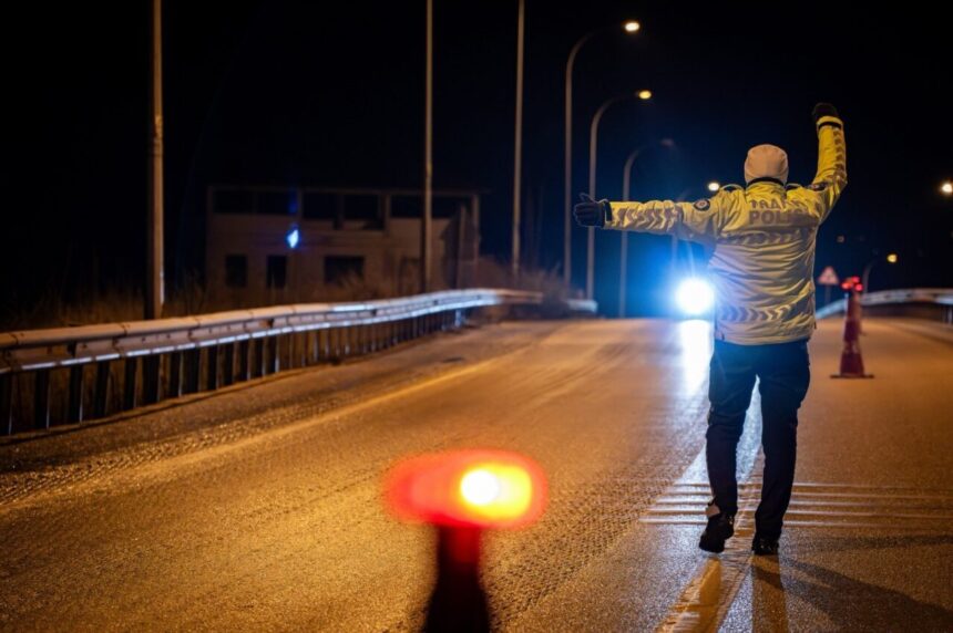 Bilecik’te kamu düzeninin sağlanması için eş zamanlı kontroller yapıldı. Bilecik’te kamu düzeninin sağlanması için eş zamanlı kontroller yapıldı.