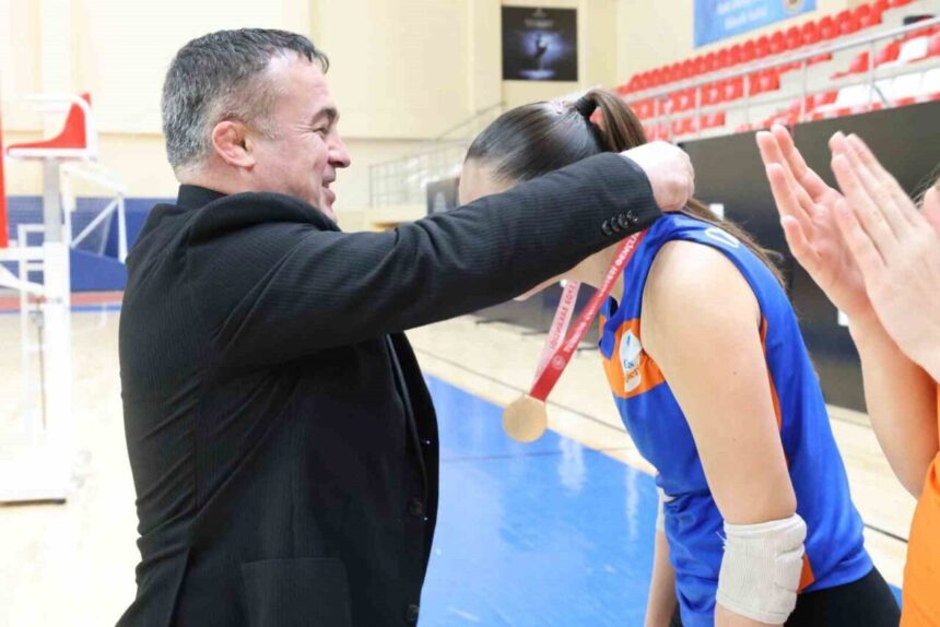 Bilecik’te Genç A Kız-Erkek Voleybol Grup Müsabakaları sona erdi. Bilecik’te Genç A Kız-Erkek Voleybol Grup Müsabakaları sona erdi.