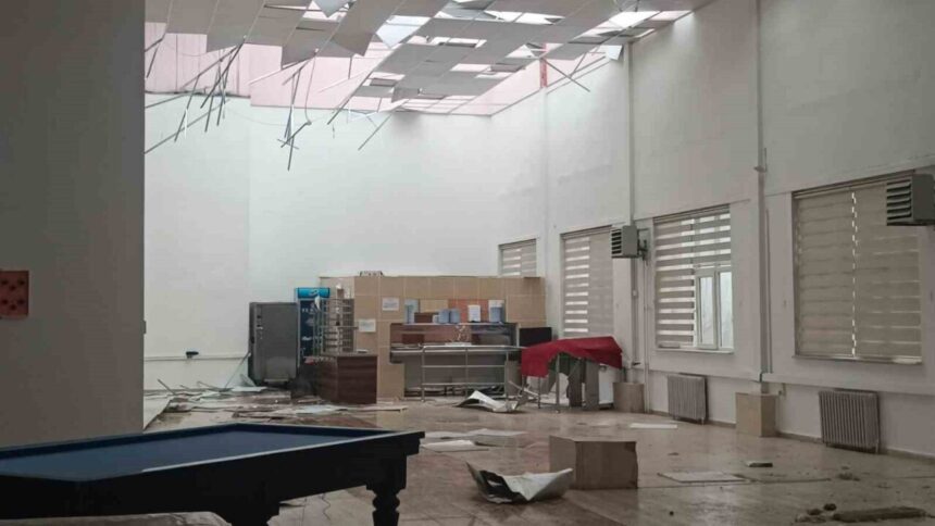 Pazaryeri’nde kuvvetli rüzgar çatılar uçurdu, ağaçlar devrildi; can kaybı yaşanmadı. Pazaryeri’nde kuvvetli rüzgar çatılar uçurdu, ağaçlar devrildi; can kaybı yaşanmadı.