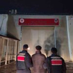 İnhisar’da yol kontrolünde yakalama kaydı olan şahıs gözaltına alındı.