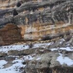 Malatya’da kar yağışı nedeniyle üreticiler hayvanlarını 1.600 rakımdaki kayalıklara götürüyor.