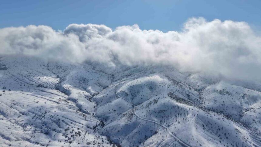 Dinek Dağı’nda Yılın İlk Karı Kartpostallık Manzaralar Oluşturdu