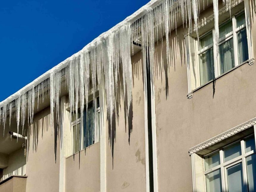 Ağrı’da eksi 20 dereceye düşen hava sıcaklıkları, bina çatılarında büyük buz sarkıtlarının oluşmasına neden oldu. Ağrı’da eksi 20 dereceye düşen hava sıcaklıkları, bina çatılarında büyük buz sarkıtlarının oluşmasına neden oldu.