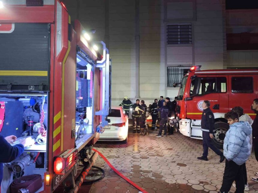 Şanlıurfa’da 10 katlı binanın zemin katında yangın çıkarak ekipleri harekete geçirdi. Şanlıurfa’da 10 katlı binanın zemin katında yangın çıkarak ekipleri harekete geçirdi.