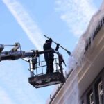 Bingöl’deki tehlikeli buz sarkıtları, itfaiye ekipleri tarafından kaldırıldı.