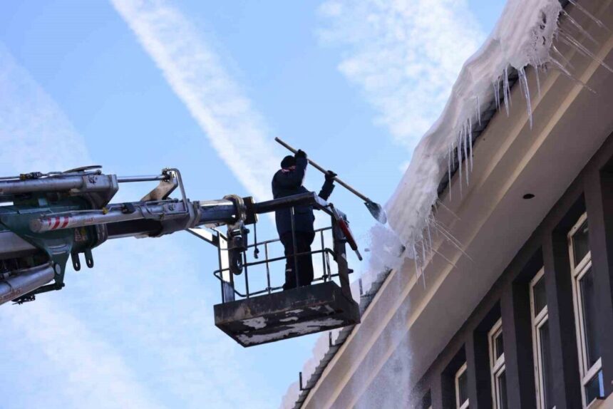 Bingöl’deki tehlikeli buz sarkıtları, itfaiye ekipleri tarafından kaldırıldı.