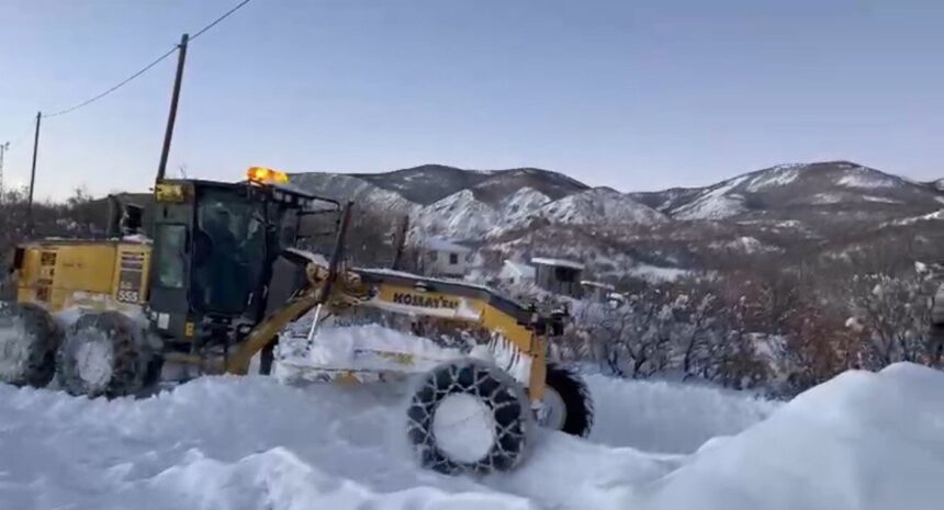 Bingöl’de yoğun kar yağışının ardından kapanan köy yollarının çoğu açıldı, 24 yol için çalışma devam ediyor.