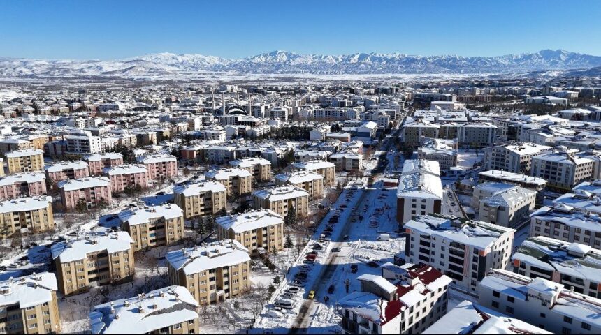 Bingöl’de kar yağışının ardından güneşin açmasıyla kartpostallık görüntüler oluştu.