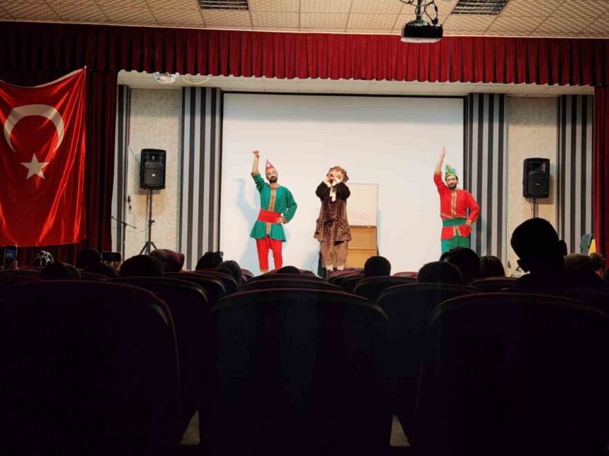Solhan’da “Karagöz Bilim Peşinde” adlı tiyatro oyunu yoğun ilgiyle sahnelendi.