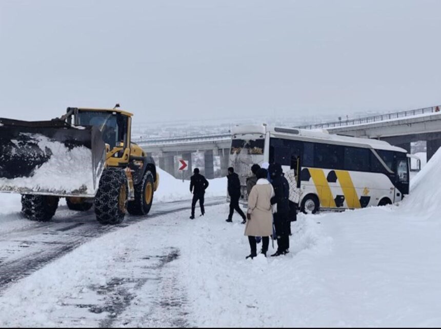 Genç ilçesinde karla kaplı yolda şarampole kayarak kalan midibüs, iş makinesiyle kurtarıldı. Genç ilçesinde karla kaplı yolda şarampole kayarak kalan midibüs, iş makinesiyle kurtarıldı.