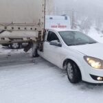 Bingöl’de kar ve buz nedeniyle otomobilin tıra çarpması sonucu 1 kişi yaralandı.