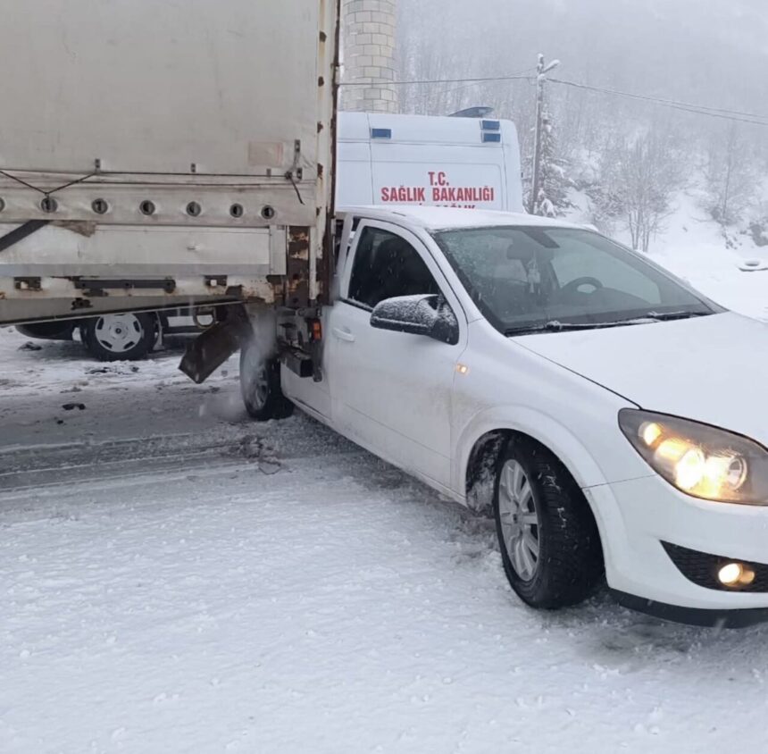 Bingöl’de kar ve buz nedeniyle otomobilin tıra çarpması sonucu 1 kişi yaralandı. Bingöl’de kar ve buz nedeniyle otomobilin tıra çarpması sonucu 1 kişi yaralandı.