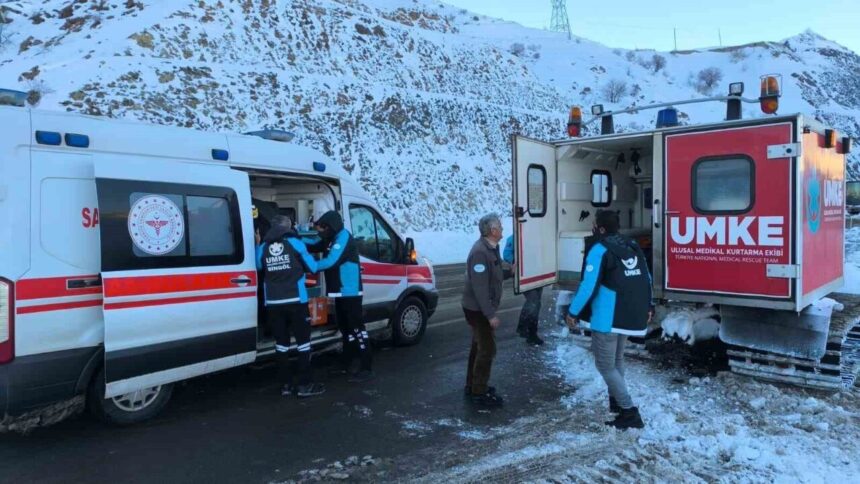 Bingöl’de kanser hastası 60 yaşındaki hasta, UMKE ve 112 Acil ekiplerinin iş birliğiyle hastaneye ulaştırıldı.