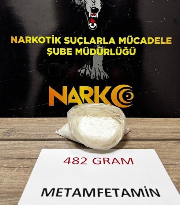 Bingöl’de polis operasyonunda 482 gram metamfetamin bulundu, 1 kişi tutuklandı. Bingöl’de polis operasyonunda 482 gram metamfetamin bulundu, 1 kişi tutuklandı.