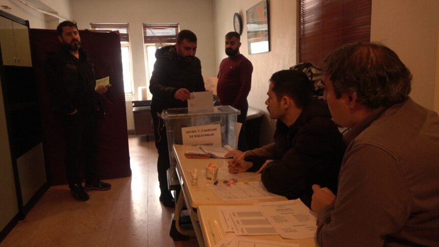 Bingöl Şoförler ve Otomobilciler Odası’nda 52 yıllık başkanlık dönemi sona erdi, Ali Bayram koltuğu Selahattin Alparslan’a devretti. Bingöl Şoförler ve Otomobilciler Odası’nda 52 yıllık başkanlık dönemi sona erdi, Ali Bayram koltuğu Selahattin Alparslan’a devretti.