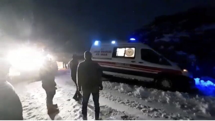 Bingöl’de kar yağışı sonrası ekipler ulaşım ve sağlık hizmetleri için çalışmalarını sürdürüyor. Bingöl’de kar yağışı sonrası ekipler ulaşım ve sağlık hizmetleri için çalışmalarını sürdürüyor.