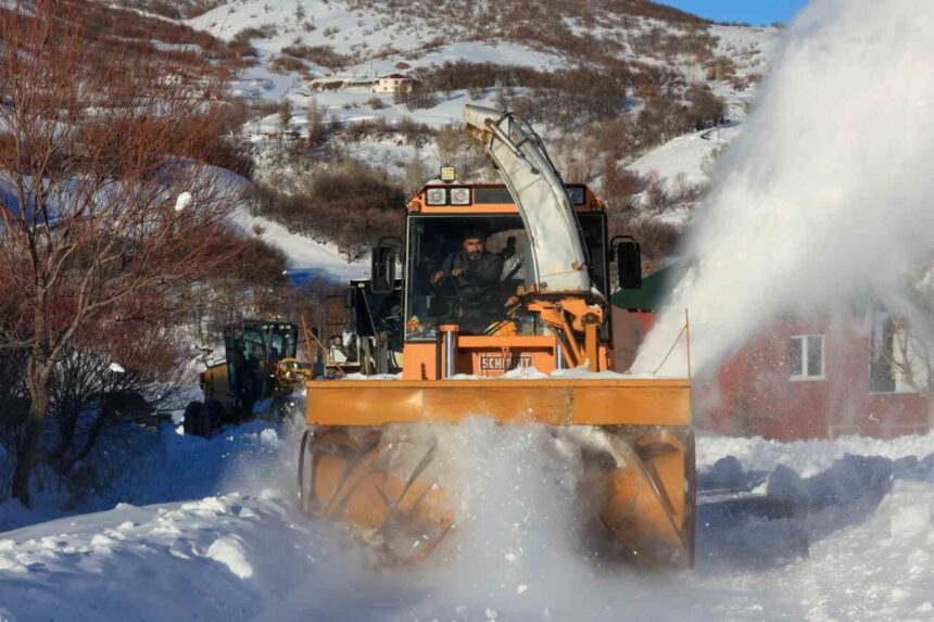 Bingöl’de kapalı 95 köy yolunda İl Özel İdaresi ekiplerinin çalışmaları devam ediyor.