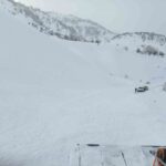 Yedisu ile Karlıova arasındaki yolda düşen çığ, ekipler tarafından kaldırılarak yol açıldı.