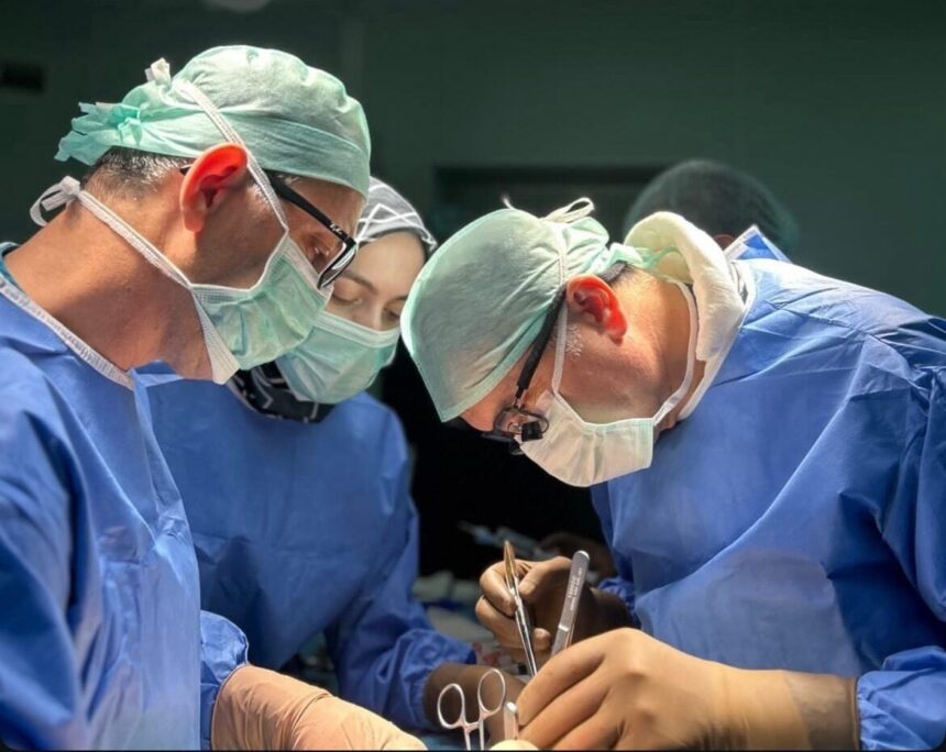 Sakarya Eğitim ve Araştırma Hastanesi’nde beyin ölümü gerçekleşen bir hastanın organları, üç hastaya bağışlandı. Sakarya Eğitim ve Araştırma Hastanesi’nde beyin ölümü gerçekleşen bir hastanın organları, üç hastaya bağışlandı.