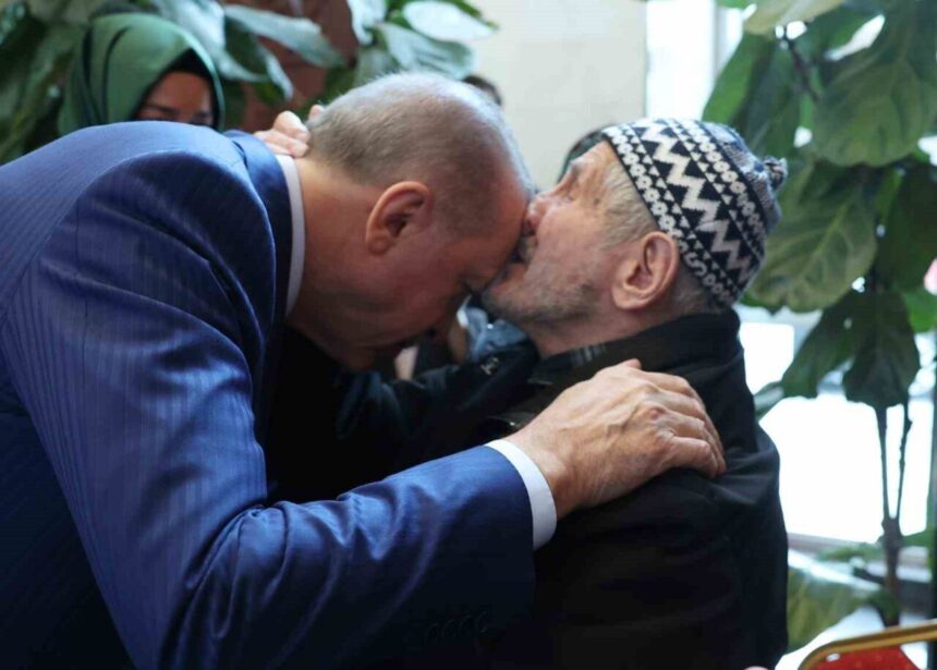 Cumhurbaşkanı Erdoğan ile buluşan 100 yaşındaki Necati Yılmaz, ziyareti için “Hayatımın en özel anlarından biri” dedi. Cumhurbaşkanı Erdoğan ile buluşan 100 yaşındaki Necati Yılmaz, ziyareti için “Hayatımın en özel anlarından biri” dedi.